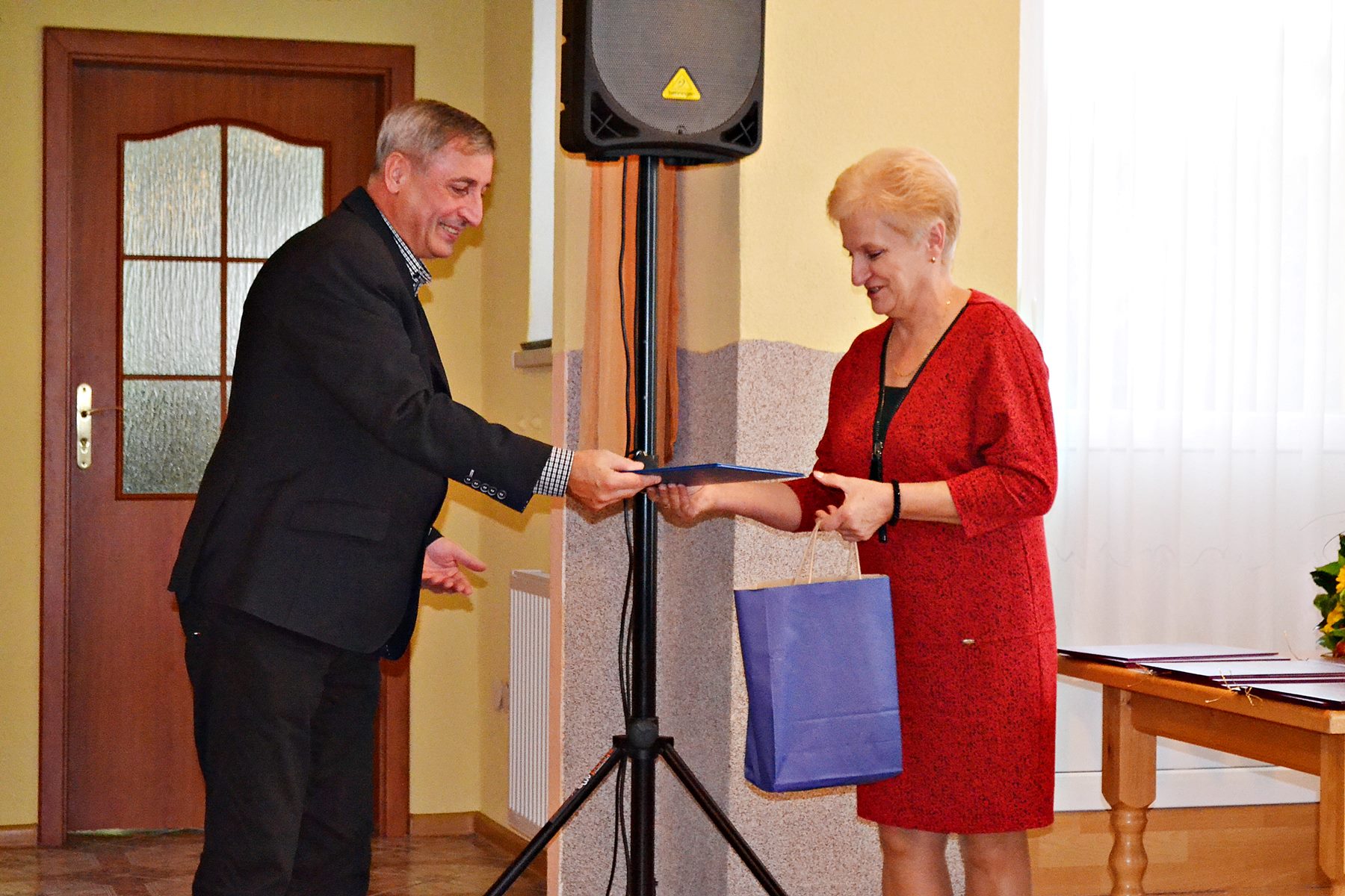 Burmistrz Jan Labus gratuluje p. Angeli Liebe